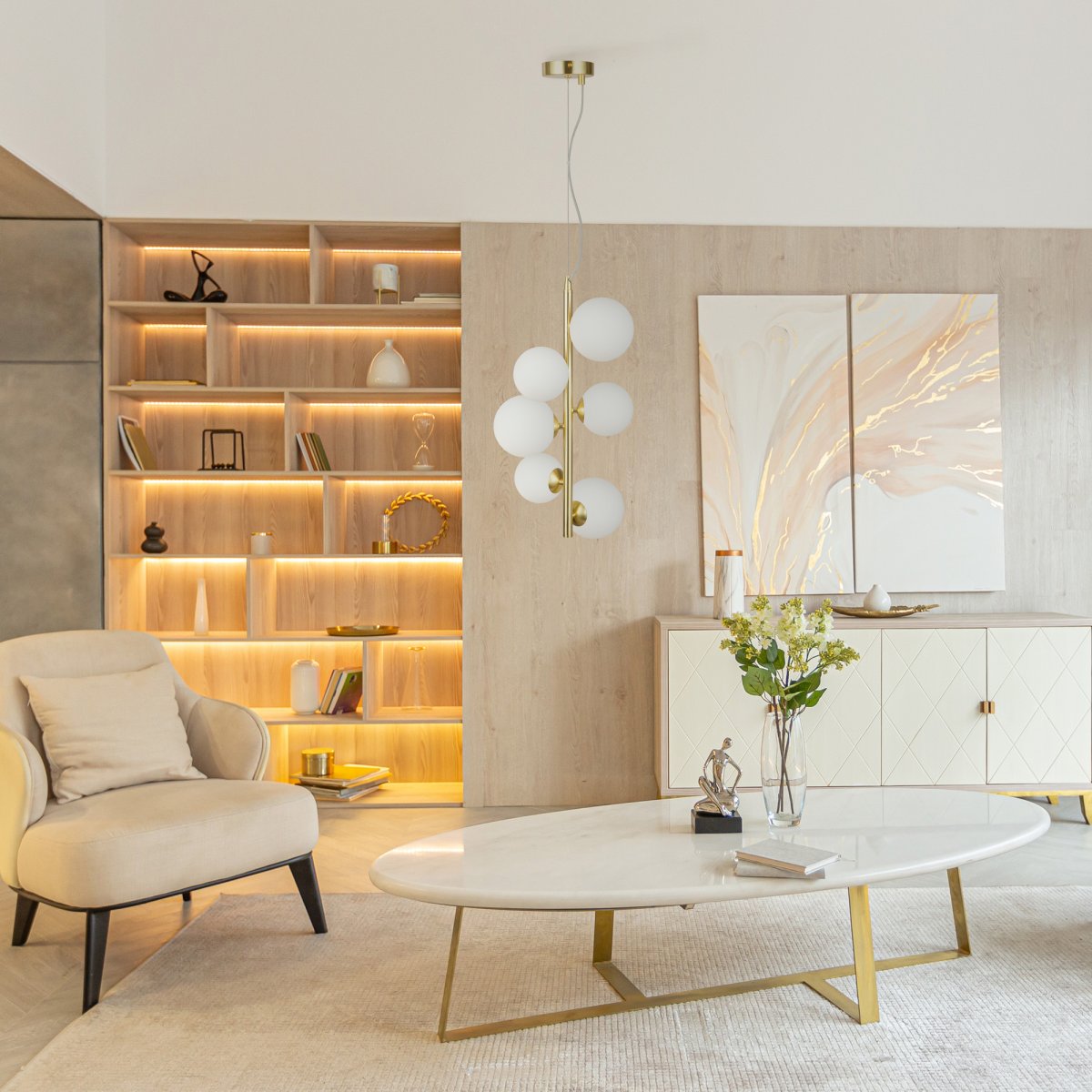 Dallas Ø30 Guld loftslampe Fra Maytoni - Dens unikke design med runde glaskupler i forskellige retninger skaber et dramatisk og elegant lysspil, der fylder rummet med varme og karakter.