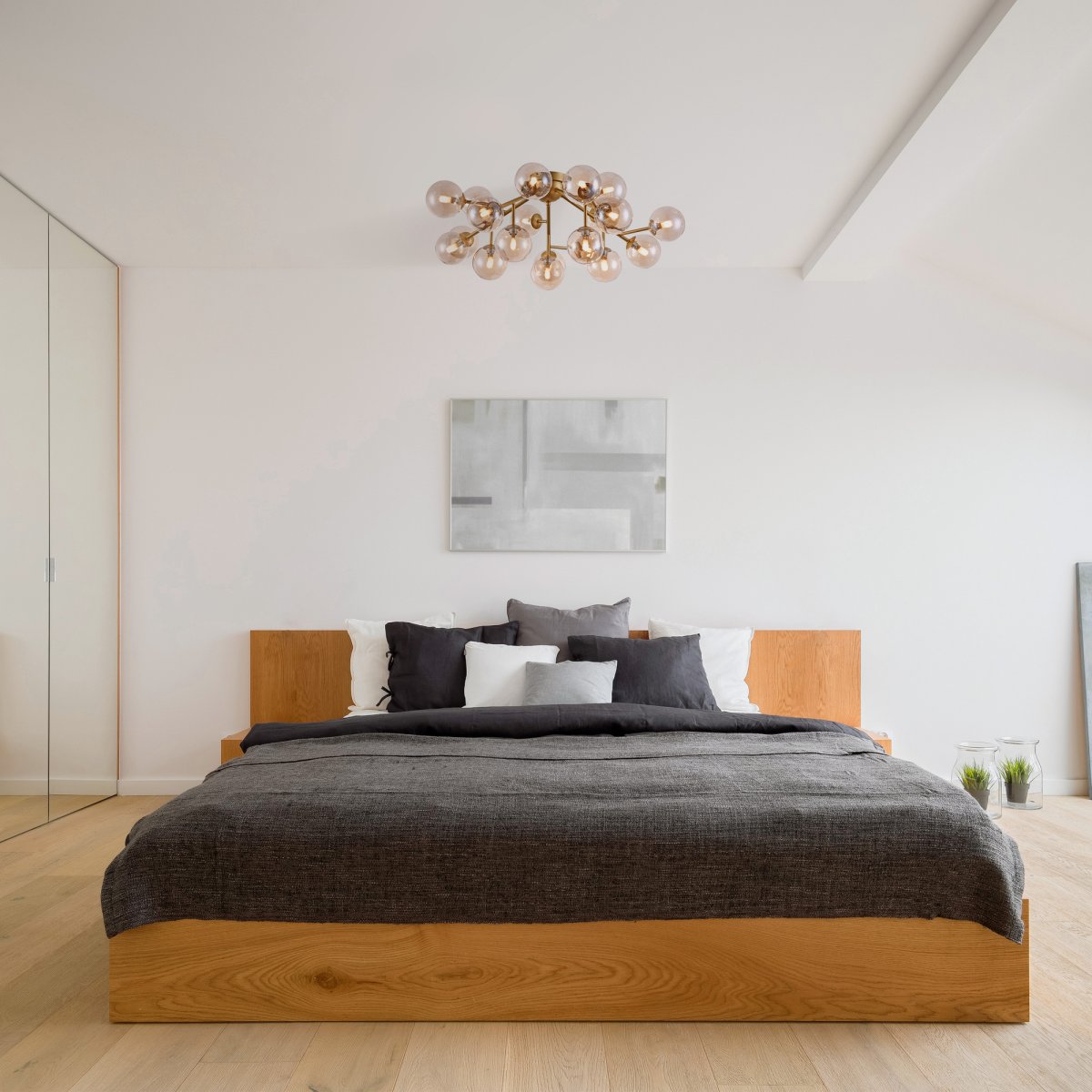 Dallas 20 Guld plafond Fra Maytoni - Dens unikke design med runde glaskupler i forskellige retninger skaber et dramatisk og elegant lysspil, der fylder rummet med varme og karakter.