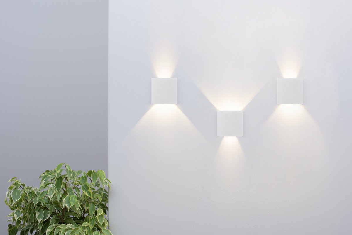 Fulton Hvid udendørslampe Fra Maytoni - Den enkle og stilrene overflade er kombineret med et dobbeltsidet lysflow, der giver et blødt og behageligt lys både op og ned.