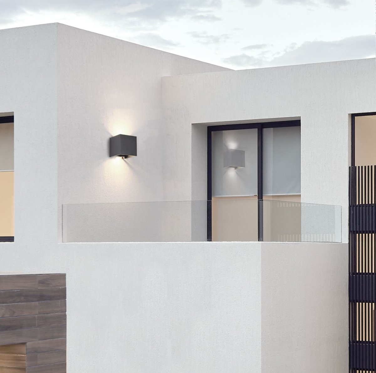 Fulton Sort udendørslampe Fra Maytoni - Den enkle og stilrene overflade er kombineret med et dobbeltsidet lysflow, der giver et blødt og behageligt lys både op og ned.