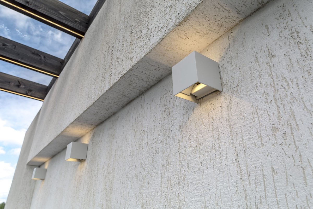 Fulton Hvid udendørslampe Fra Maytoni - Den enkle og stilrene overflade er kombineret med et dobbeltsidet lysflow, der giver et blødt og behageligt lys både op og ned.