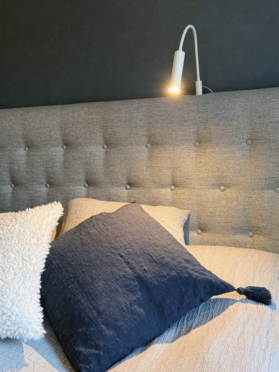 Artic Flex Hvid læselampe Fra Aneta Lighting - Leveres med en integreret LED-lyskilde med lysd&aelig;mperfunktion, der er let tilg&aelig;ngelig p&aring; lampehovedet.