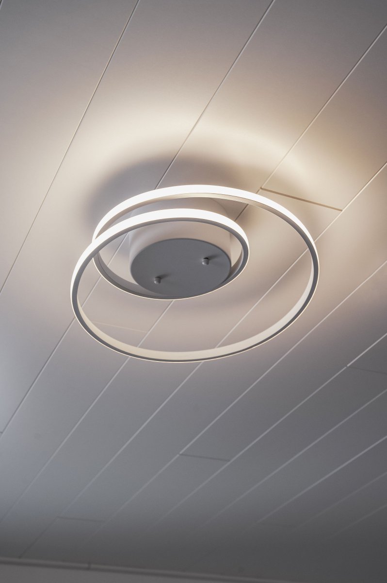 Zibella Ø40 Hvid plafond Fra Trio Lighting - Den mat hvide farveskala g&oslash;r lampen alsidig og nem at kombinere med forskellige interi&oslash;rer, hvilket giver et sofistikeret og stilrent indtryk i ethvert rum.
