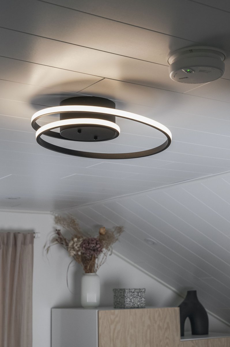 Zibella Ø40 Sort plafond Fra Trio Lighting - Den matsorte farveskala g&oslash;r lampen alsidig og nem at kombinere med forskelligt interi&oslash;r, hvilket giver et sofistikeret og stilrent indtryk i ethvert rum.