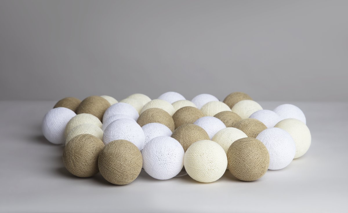 Irislights Creamy White 35-lights Beige Fra Irislights - Lysk&aelig;den er lavet af plastik og har h&aring;ndlavede kugler i bomuld og polyester, der giver et dejligt bl&oslash;dt lys, n&aring;r den er t&aelig;ndt.