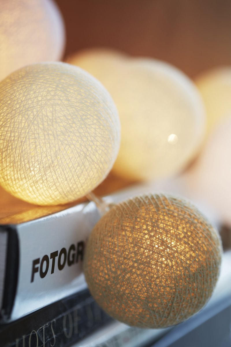 Irislights Creamy White 20-lights Beige Fra Irislights - Lysk&aelig;den er lavet af plastik og har h&aring;ndlavede kugler i bomuld og polyester, der giver et dejligt bl&oslash;dt lys, n&aring;r den er t&aelig;ndt.