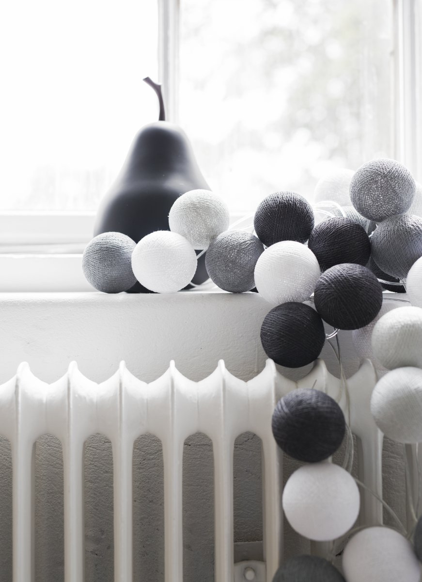 Irislights Graphic Grey 35 bollar Grå Fra Irislights - Lysk&aelig;den best&aring;r af en plastikledning med h&aring;ndlavede kugler i bomulds- og polyestertr&aring;d, der skinner gennem et bl&oslash;dt lys.