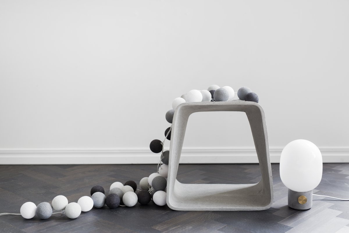 Irislights Graphic Grey 35 bollar Grå Fra Irislights - Lysk&aelig;den best&aring;r af en plastikledning med h&aring;ndlavede kugler i bomulds- og polyestertr&aring;d, der skinner gennem et bl&oslash;dt lys.