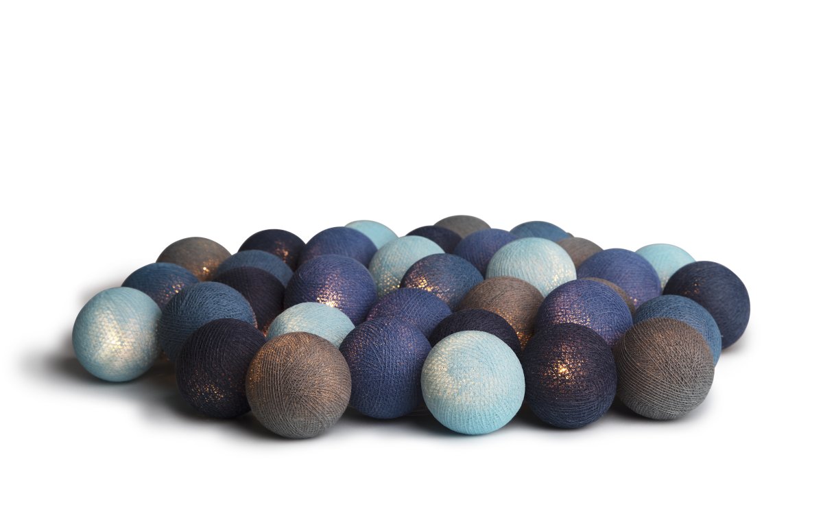 Irislights Ocean Blue 20-lights Blå Fra Irislights - Irislights Ocean Blue er en dekorativ belysning med h&aring;ndlavede kugler i nuancer af gr&aring;, sort og bl&aring;.