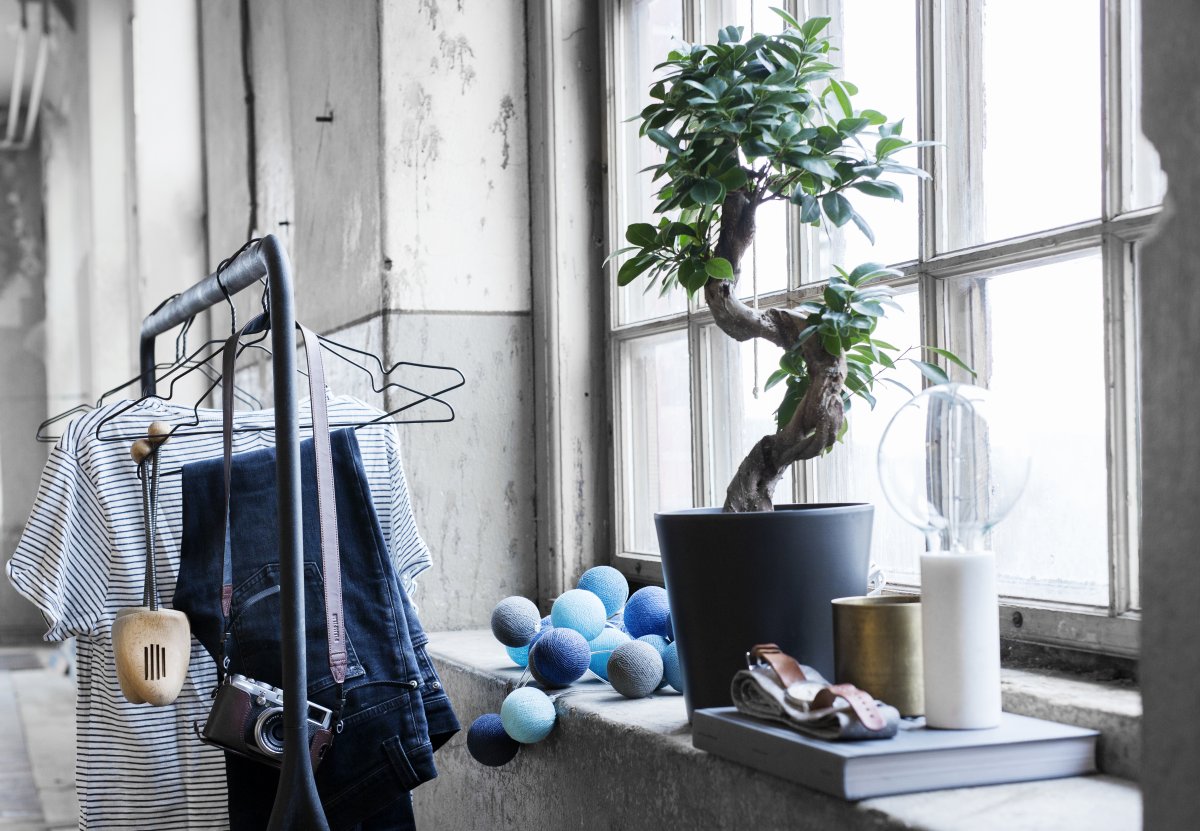 Irislights Ocean Blue 20-lights Blå Fra Irislights - Irislights Ocean Blue er en dekorativ belysning med h&aring;ndlavede kugler i nuancer af gr&aring;, sort og bl&aring;.