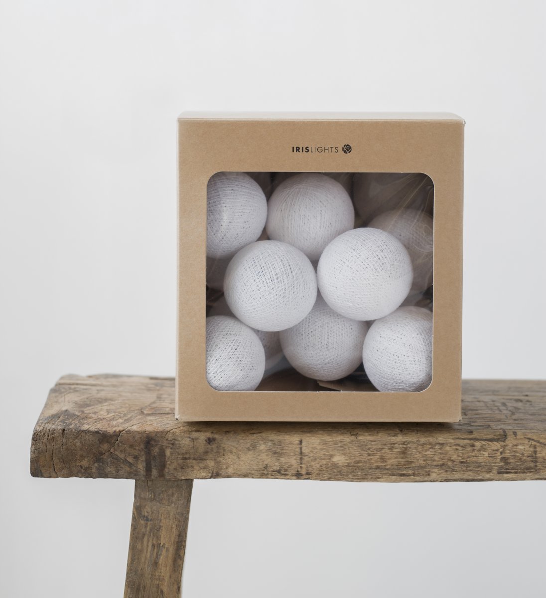 Irislights Pure white 20-lights Hvid Fra Irislights - K&aelig;den leveres med h&aring;ndlavede kugler i bomulds- og polyestertr&aring;d og giver et hyggeligt sk&aelig;r, n&aring;r den er t&aelig;ndt.