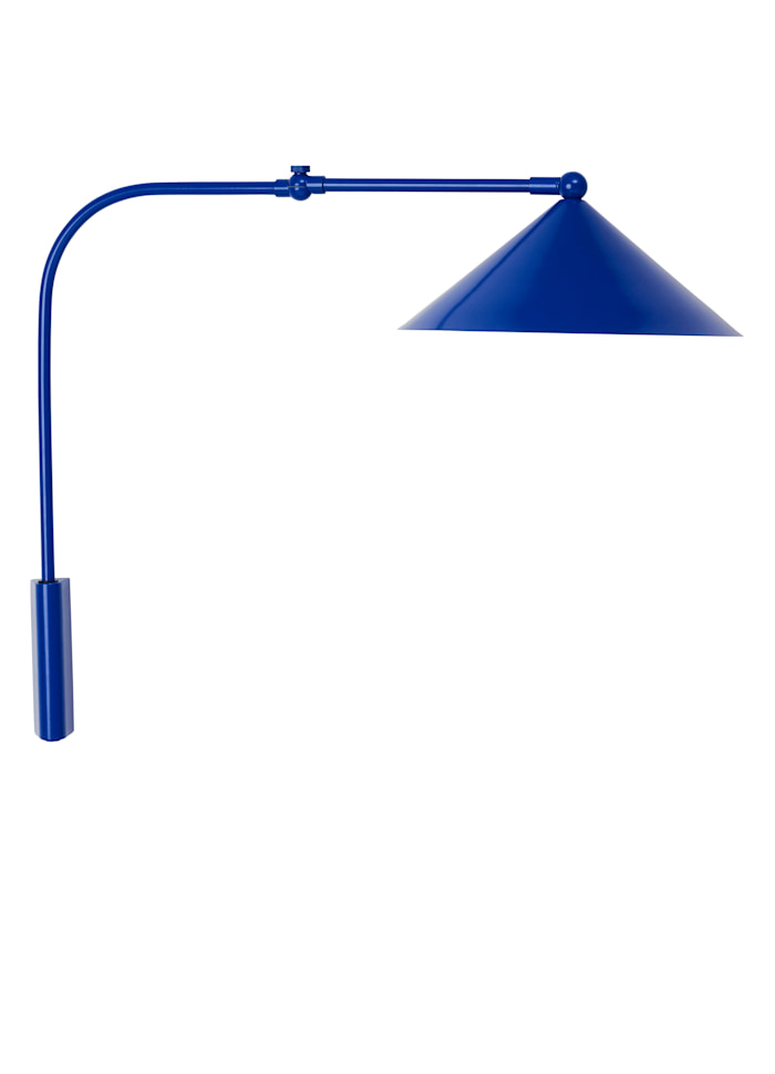 Kasa 60cm Blå væglampe Fra OYOY - Den elegante form betyder, at lampen passer ind i alle typer interiører, samtidig med at den giver rummet karakter og stil.