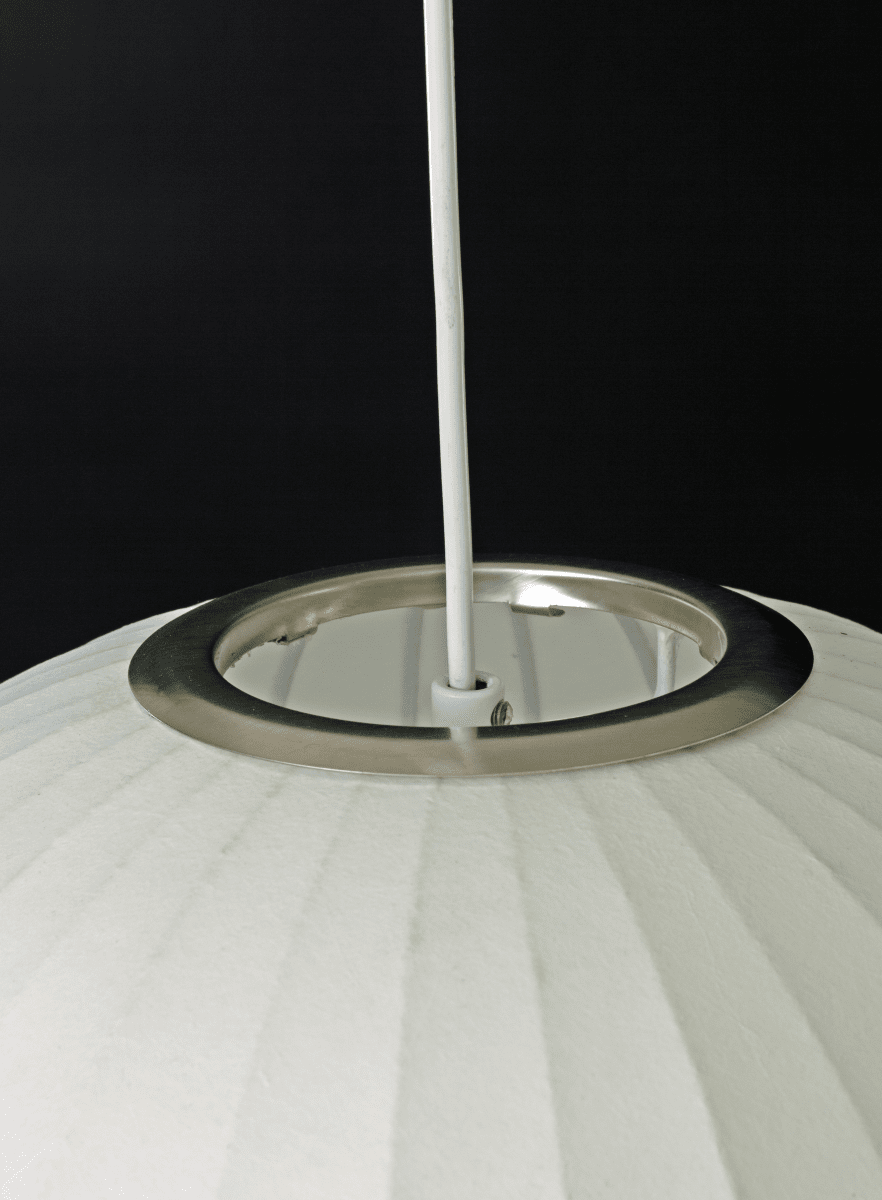 Kanoa Ø40 Hvid loftslampe Fra Aneta Lighting - N&aring;r lampen er t&aelig;ndt, spredes et behageligt lys gennem stoffet og bidrager til en varm og hyggelig f&oslash;lelse i rummet.
