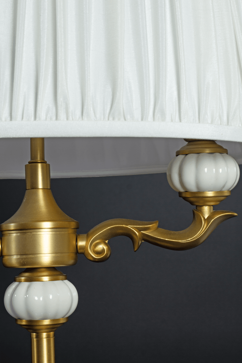 Toulouse 55cm Guld bordlampe Fra Aneta Lighting - Toulouse bordlampen har et klassisk og elegant udtryk med dekorative detaljer og en smuk guldfinish.