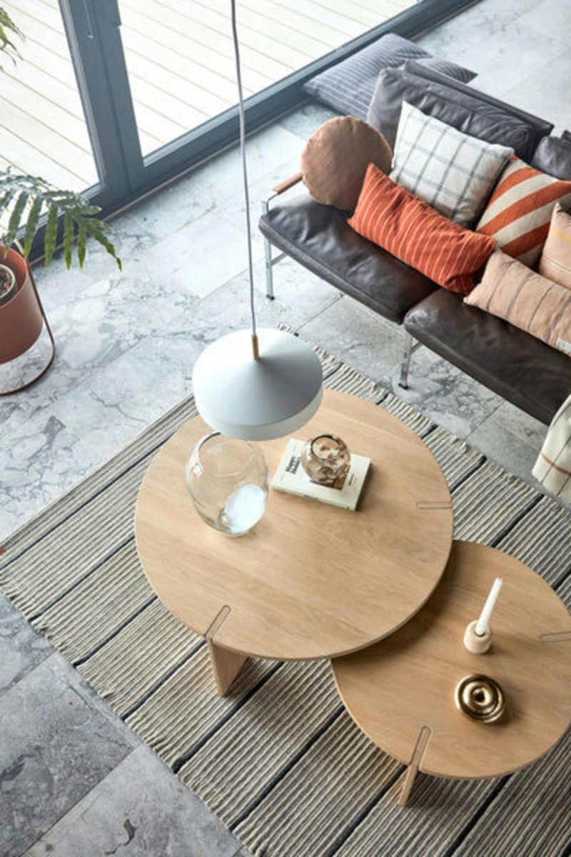 Hatto Ø30 Hvid loftslampe Fra OYOY - Hatto pendellampen i hvid har et stilfuldt design med en mat finish, elegante messingdetaljer og en tekstilledning.