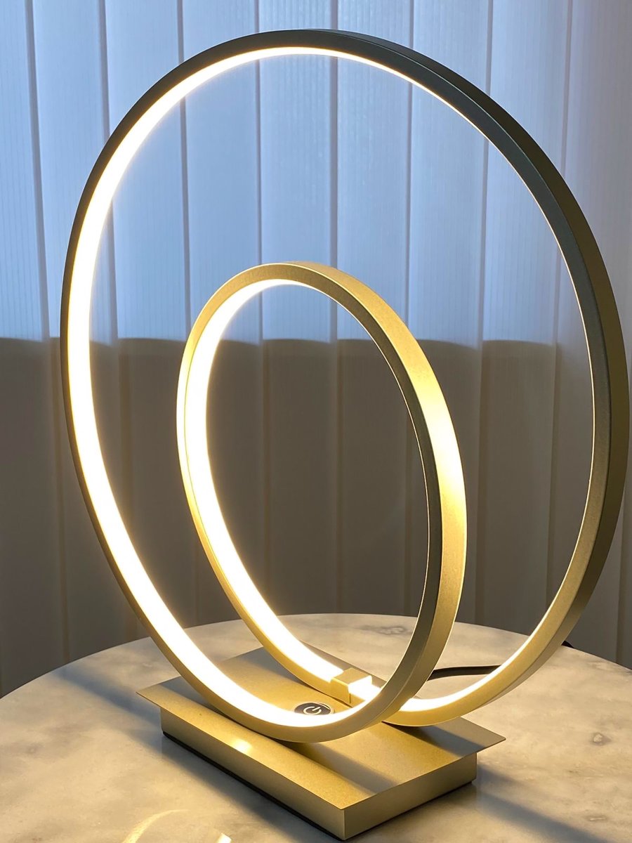 Loop 37cm Champagne bordlampe Fra Aneta Lighting - Integreret 14W LED, der kan dæmpes med en 3-trins lysdæmper p&aring; lampefoden.