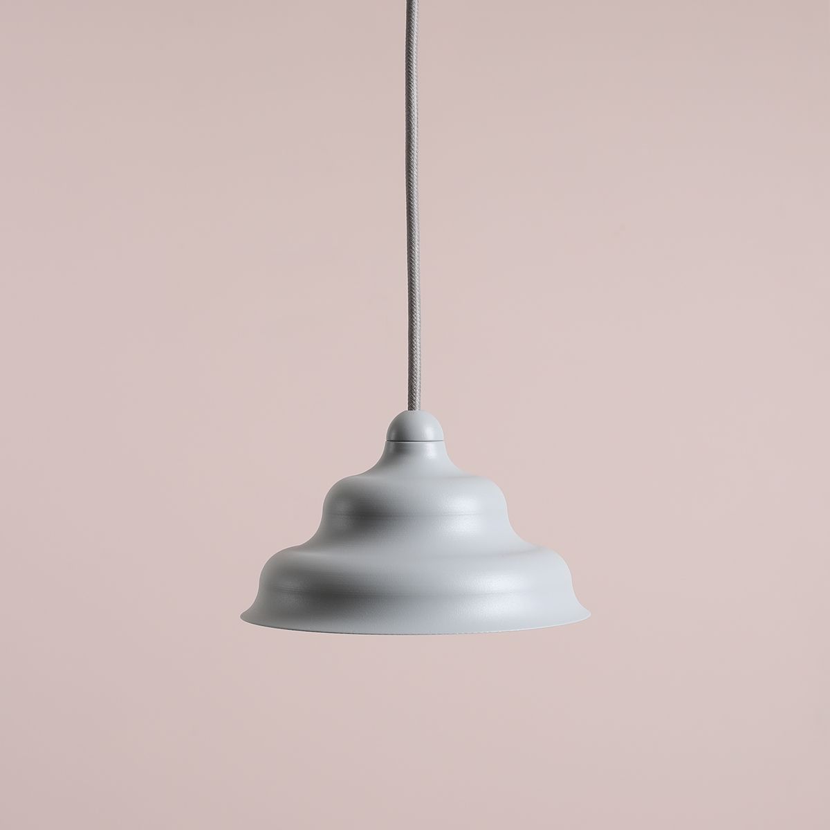 Wave Ø17 Blå loftslampe Fra Artera - Den forvitrede skærm af metal i en mat grå bl&aring; farve giver en flot spredning af lyset nedad, hvilket gør den perfekt til at hænge over spisebordet eller køkkenet.