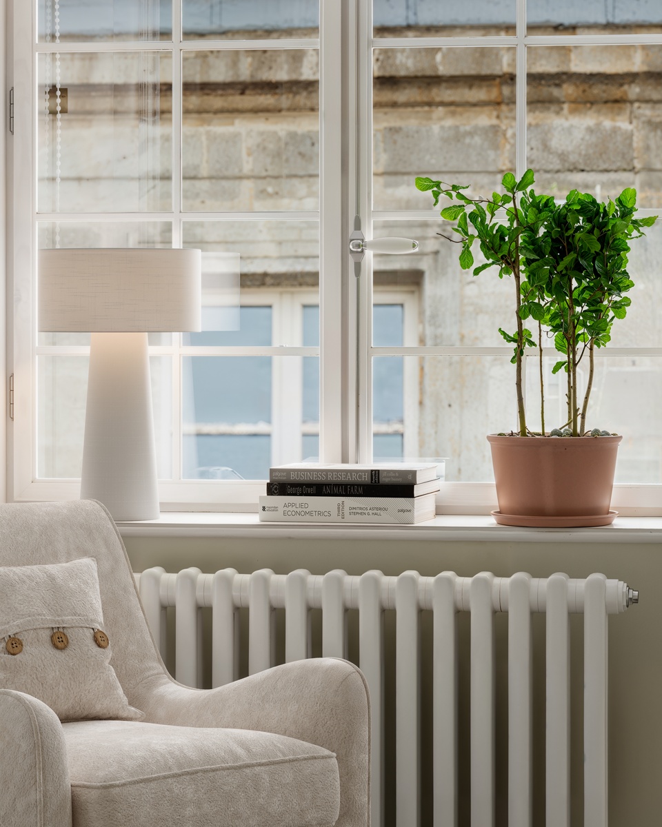 Linum 50cm Hvid bordlampe Fra By Rydéns - Linum er en stilfuld og dekorativ bordlampe i hvidt h&oslash;rstof, der skaber et bl&oslash;dt og harmonisk udtryk i hjemmet.