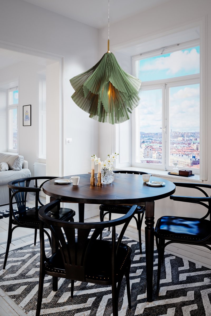 Juliette Ø75 Grøn loftslampe Fra By Rydéns - Takket v&aelig;re sin unikke form og elegante detaljer er Juliette et fremragende valg for dem, der &oslash;nsker en loftlampe, der b&aring;de er smuk og giver den rette f&oslash;lelse i rummet.