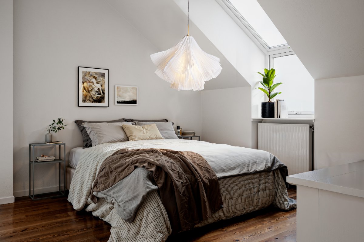 Juliette Ø75 Hvid loftslampe Fra By Rydéns - Takket v&aelig;re sin unikke form og elegante detaljer er Juliette et fremragende valg for dem, der &oslash;nsker en loftlampe, der b&aring;de er smuk og giver den rette f&oslash;lelse i rummet.