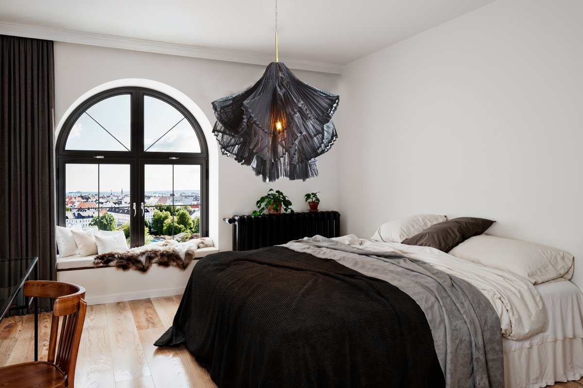 Juliette Ø75 Sort loftslampe Fra By Rydéns - Takket v&aelig;re sin unikke form og elegante detaljer er Juliette et fremragende valg for dem, der &oslash;nsker en loftlampe, der b&aring;de er smuk og giver den rette f&oslash;lelse i rummet.