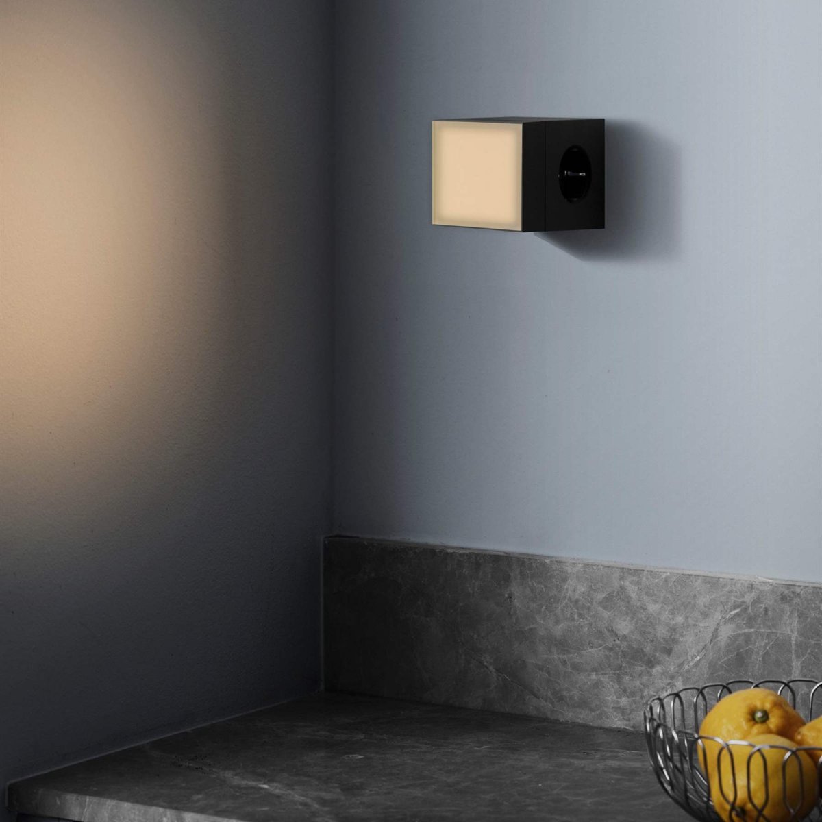 LAMP 1 - EU Sort Fra Avolt - Denne praktiske lille lampe tilsluttes direkte til stikkontakten (230V) og er perfekt som natlampe eller stemningsbelysning i gangen, soveværelset eller andre rum, hvor du ønsker et blødt lys.