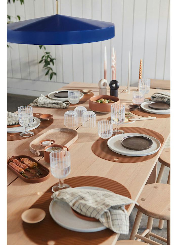 Hatto Ø65 Blå loftslampe Fra OYOY - Hatto-pendlen i blå har et stilfuldt design med en mat finish, elegante messingdetaljer og en tekstilledning.