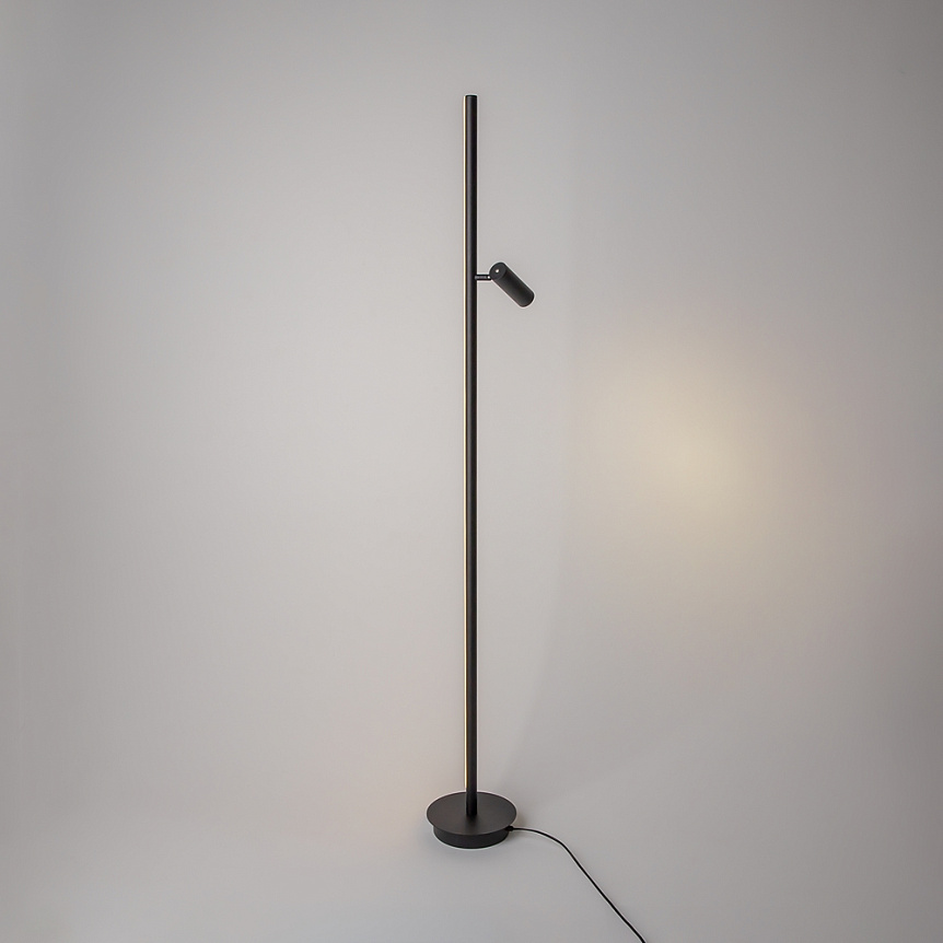 Thin Sort gulvlampe Fra Maytoni - Den har en bev&aelig;gelig spotlight med skarpt lys, perfekt som l&aelig;selampe, og en touch-d&aelig;mper for nem lysjustering.