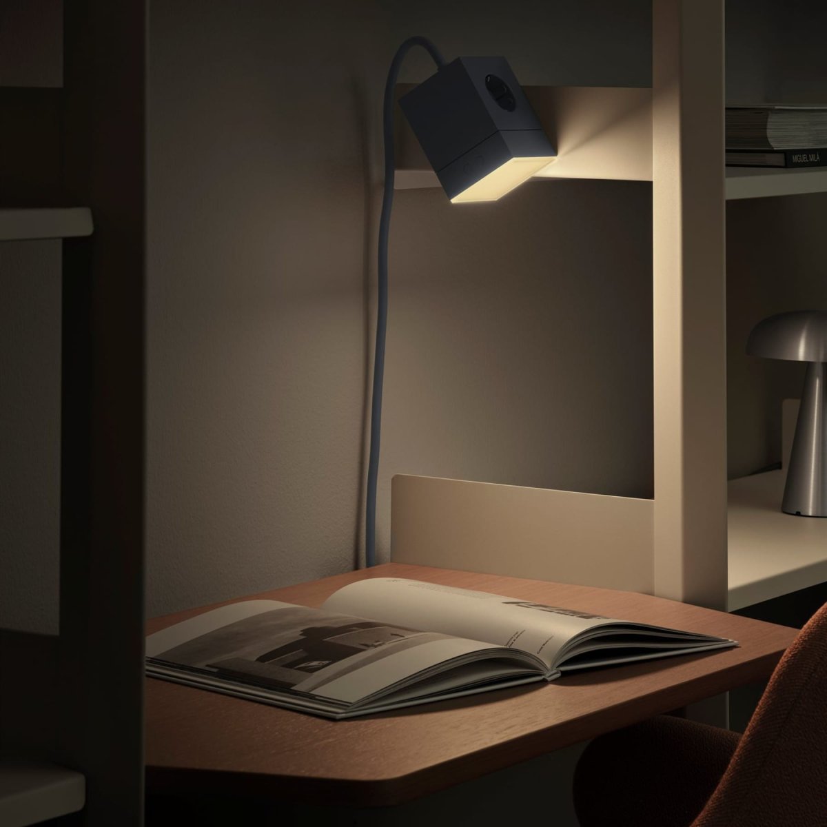 LAMP 1 - EU Blå Fra Avolt - Denne praktiske lille lampe tilsluttes direkte til stikkontakten (230V) og er perfekt som natlampe eller stemningsbelysning i gangen, sovev&aelig;relset eller andre rum, hvor du &oslash;nsker et bl&oslash;dt lys.