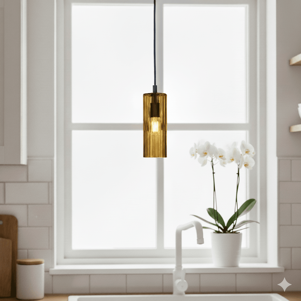 Kiera Ø7 Rav vindueslampe Fra Cottex - Perfekt til placering i et vindue, hvor den b&aring;de lyser rummet op og fungerer som en dekorativ detalje, der tilf&oslash;jer farve og karakter til interi&oslash;ret.