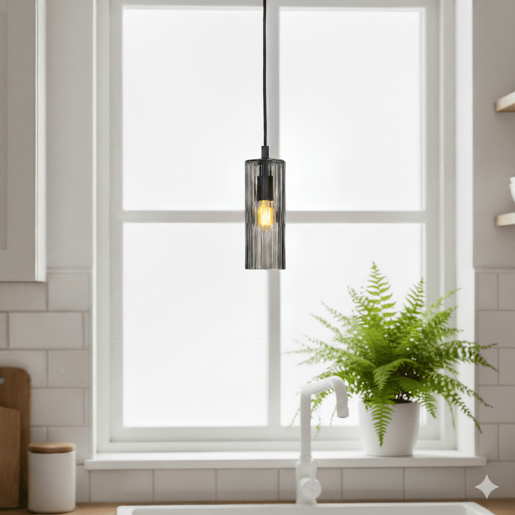 Kiera Ø7 Røgfarvet vindueslampe Fra Cottex - Kiera er en stilfuld vindueslampe i r&oslash;ggr&aring;t, ribbet glas, der giver et behageligt og stemningsfuldt lys.