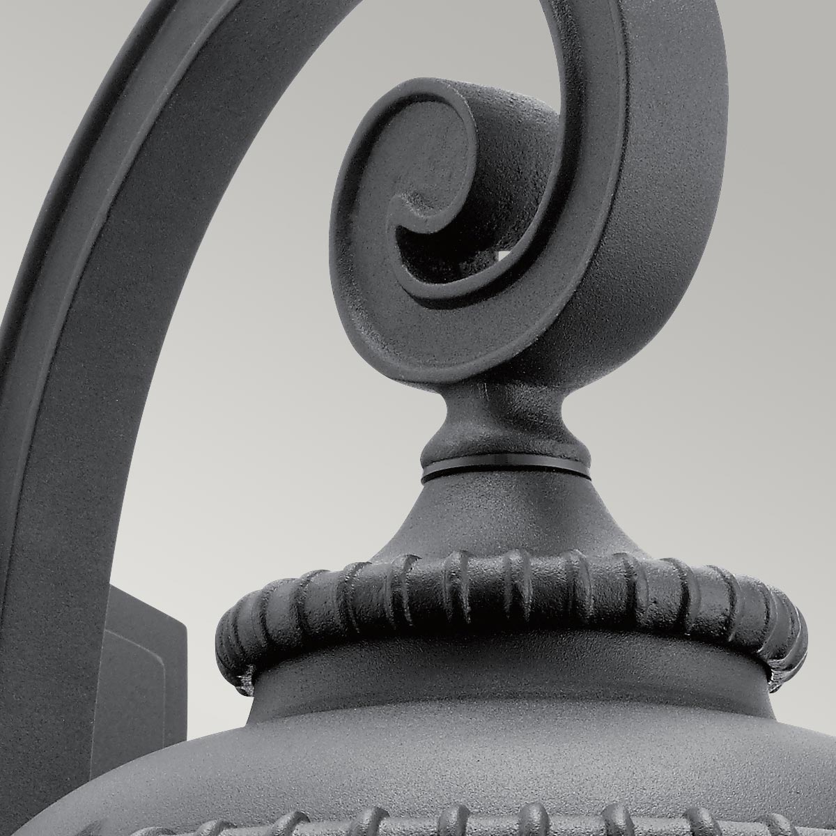 Admirals Cove Sort udendørslampe Fra Elstead Lighting - Den er lavet af et kompositmateriale, der er vejrbestandigt og kan modstå udfordrende udendørs elementer som saltvand og UV-stråling.