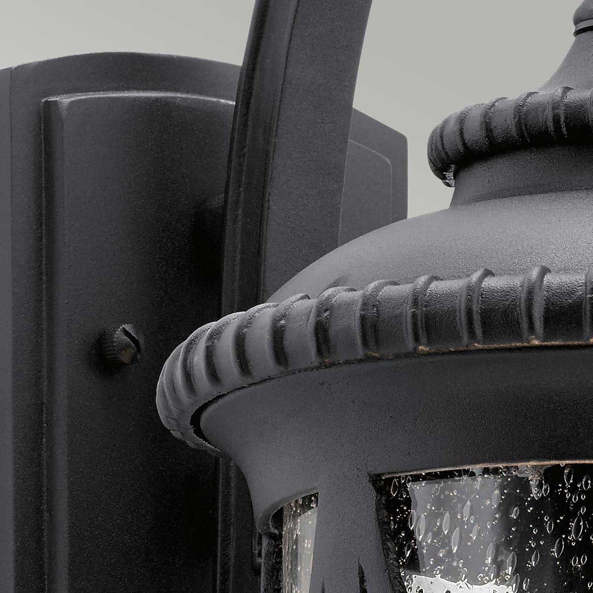 Admirals Cove Sort udendørslampe Fra Elstead Lighting - Den er lavet af et kompositmateriale, der er vejrbestandigt og kan modstå udfordrende udendørs elementer som saltvand og UV-stråling.