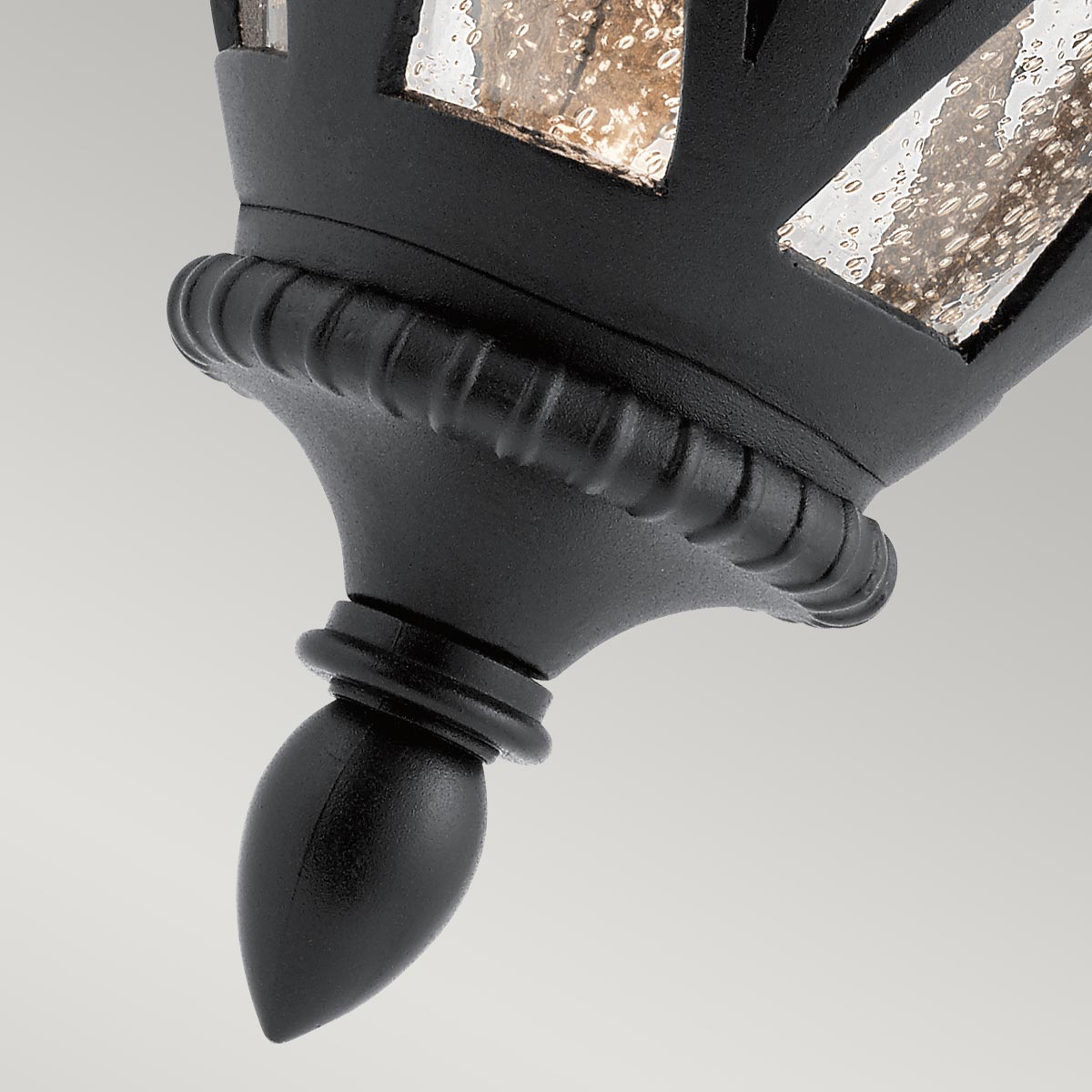 Admirals Cove Sort udendørslampe Fra Elstead Lighting - Den er lavet af et kompositmateriale, der er vejrbestandigt og kan modstå udfordrende udendørs elementer som saltvand og UV-stråling.