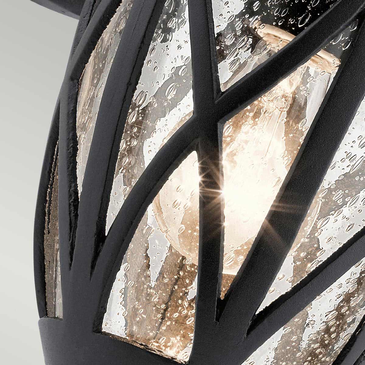Admirals Cove Sort udendørslampe Fra Elstead Lighting - Den er lavet af et kompositmateriale, der er vejrbestandigt og kan modstå udfordrende udendørs elementer som saltvand og UV-stråling.