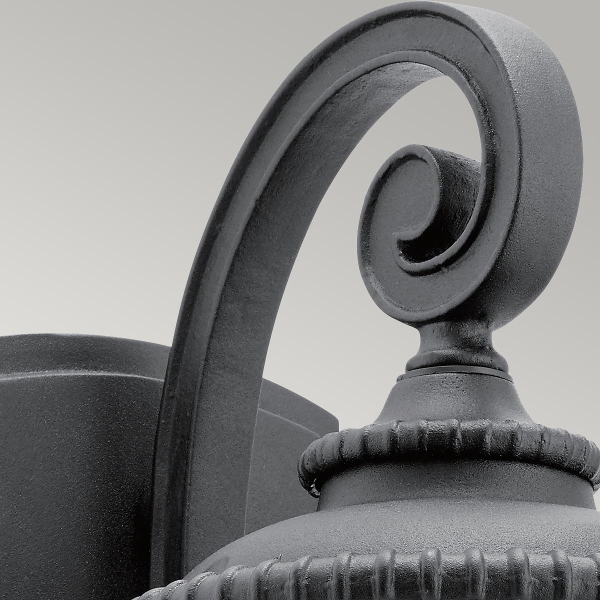 Admirals Cove Sort udendørslampe Fra Elstead Lighting - Den er lavet af et kompositmateriale, der er vejrbestandigt og kan modstå udfordrende udendørs elementer som saltvand og UV-stråling.