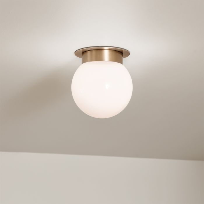 Albers Ø20 Messing plafond Fra Elstead Lighting - Albers loftlampe giver et smukt og j&aelig;vnt lys, enten alene eller flere sammen.