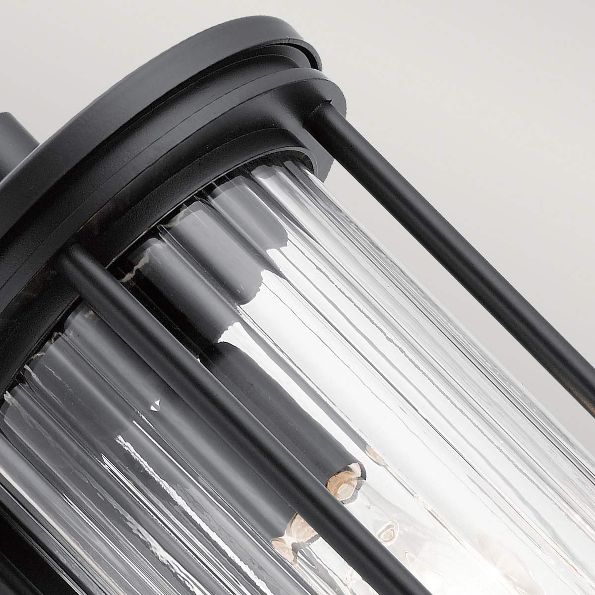 Barras Sort udendørslampe Fra Elstead Lighting - Lampen er IP44-klassificeret, hvilket betyder, at den er beskyttet mod vandstænk og vejrpåvirkninger, hvilket gør den ideel til udendørs brug.