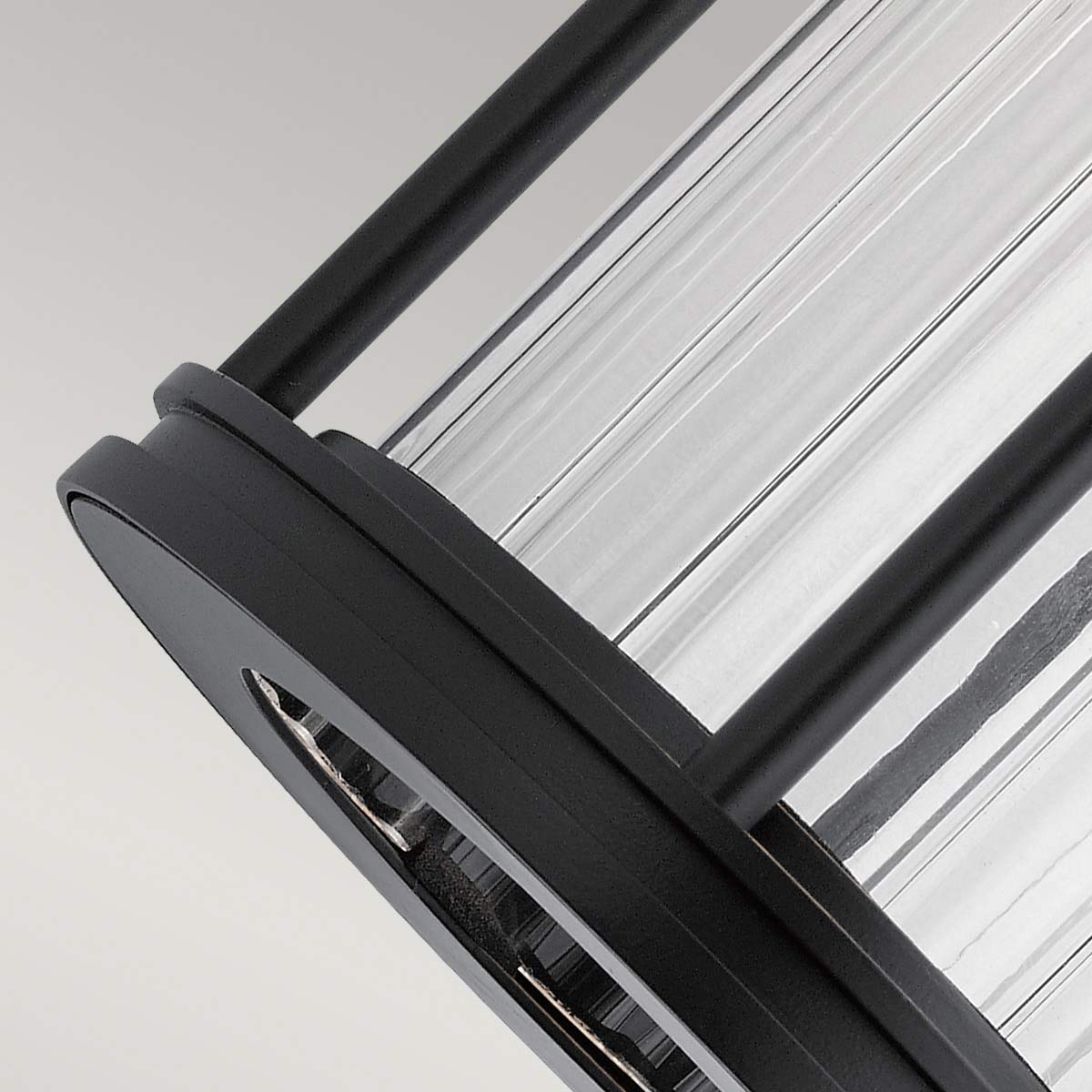 Barras Sort udendørslampe Fra Elstead Lighting - Lampen er IP44-klassificeret, hvilket betyder, at den er beskyttet mod vandstænk og vejrpåvirkninger, hvilket gør den ideel til udendørs brug.