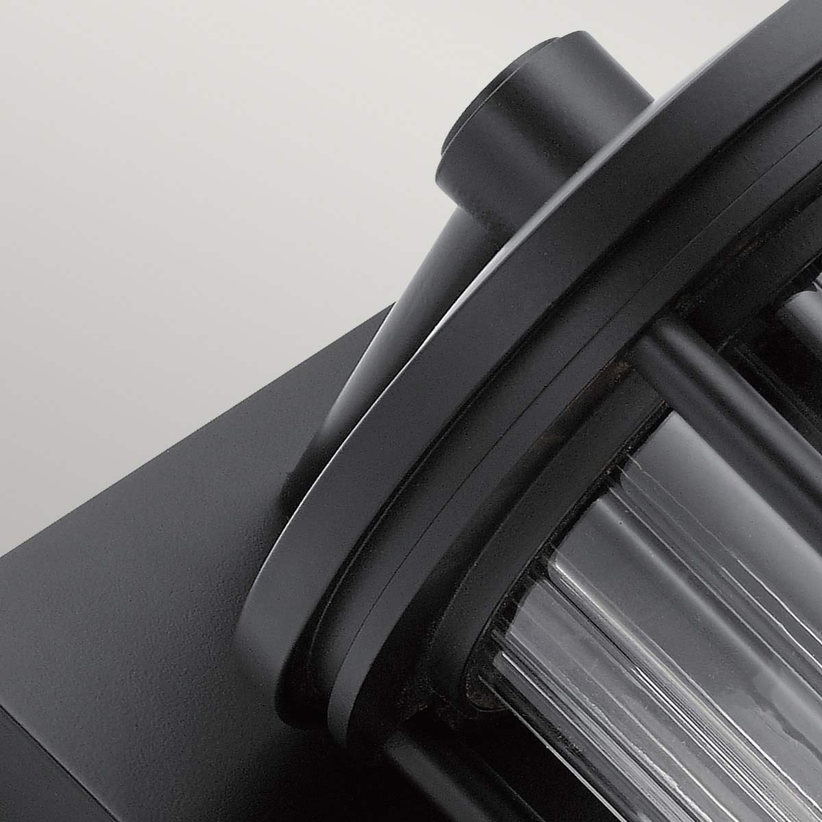 Barras Sort udendørslampe Fra Elstead Lighting - Lampen er IP44-klassificeret, hvilket betyder, at den er beskyttet mod vandstænk og vejrpåvirkninger, hvilket gør den ideel til udendørs brug.