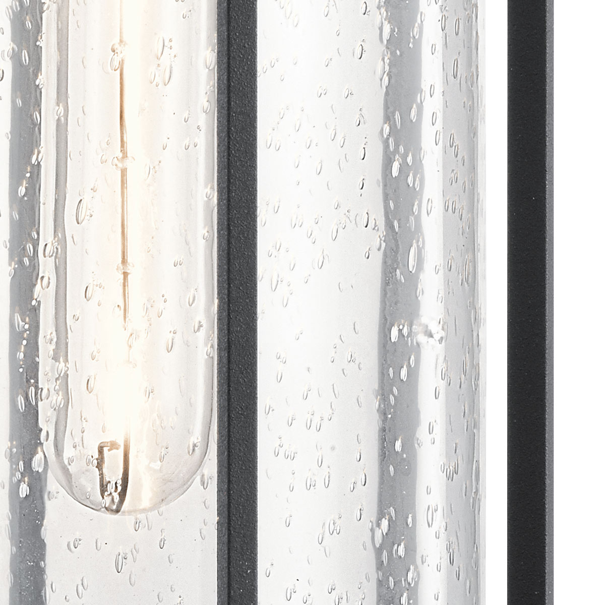 Camillo 37cm Sort udendørslampe Fra Elstead Lighting - Med sin robusta metallkonstruktion och klarglas med bubbeleffekt skapar den en vacker ljusspridning som f&ouml;rh&ouml;jer fasader, entr&eacute;er och uteplatser.