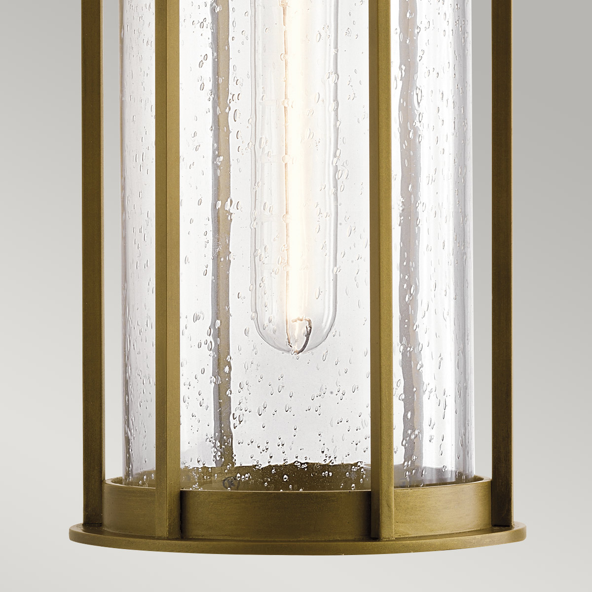 Camillo 37cm Messing Fra Elstead Lighting - Med sin robusta metallkonstruktion och klarglas med bubbeleffekt skapar den en vacker ljusspridning som f&ouml;rh&ouml;jer entr&eacute;er, altaner och verandor.
