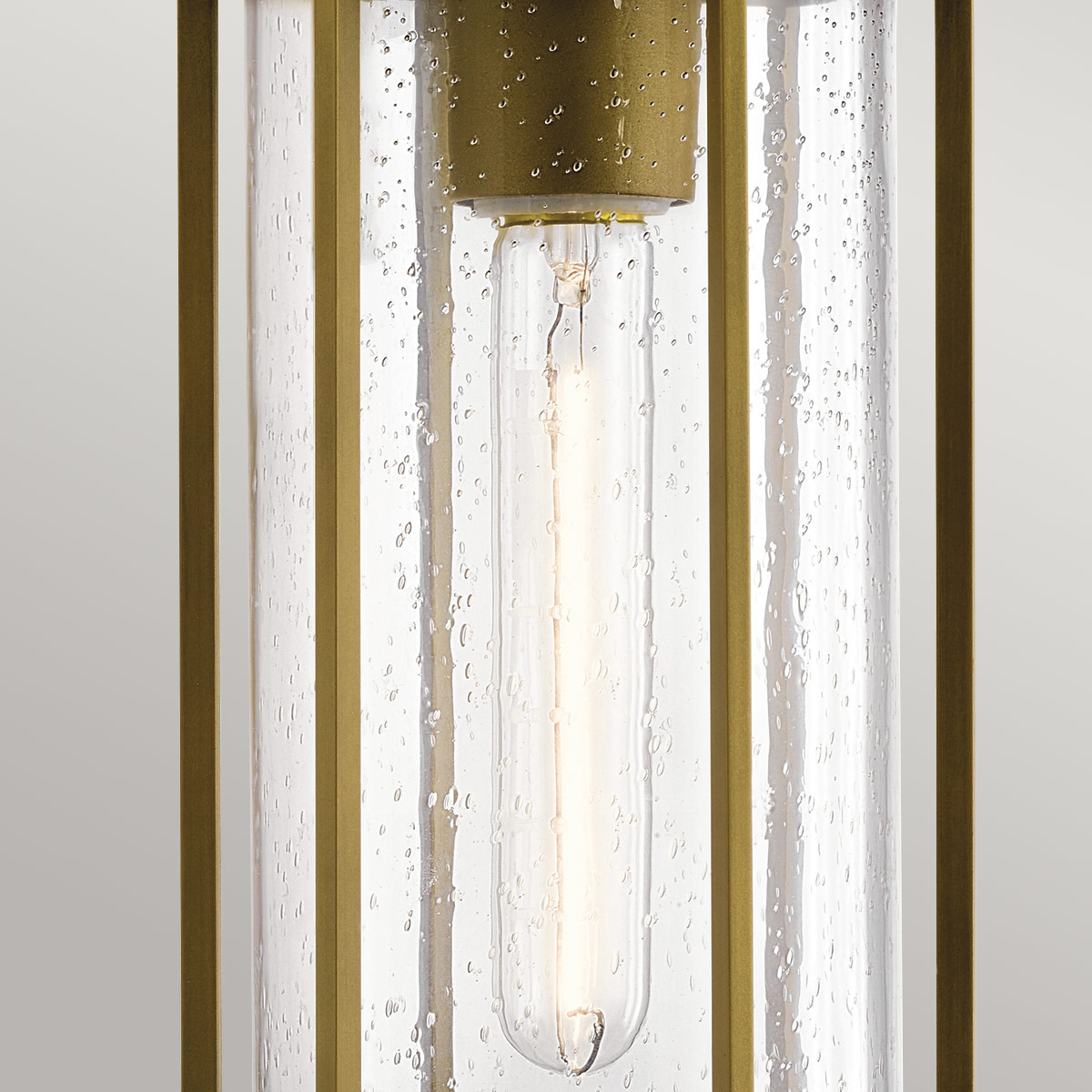 Camillo 37cm Messing Fra Elstead Lighting - Med sin robusta metallkonstruktion och klarglas med bubbeleffekt skapar den en vacker ljusspridning som f&ouml;rh&ouml;jer entr&eacute;er, altaner och verandor.