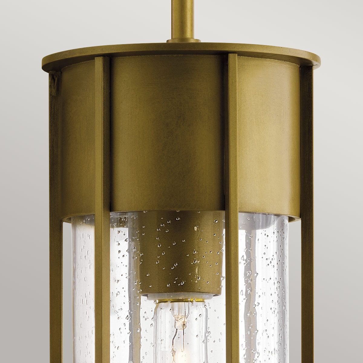 Camillo 37cm Messing Fra Elstead Lighting - Med sin robusta metallkonstruktion och klarglas med bubbeleffekt skapar den en vacker ljusspridning som f&ouml;rh&ouml;jer entr&eacute;er, altaner och verandor.