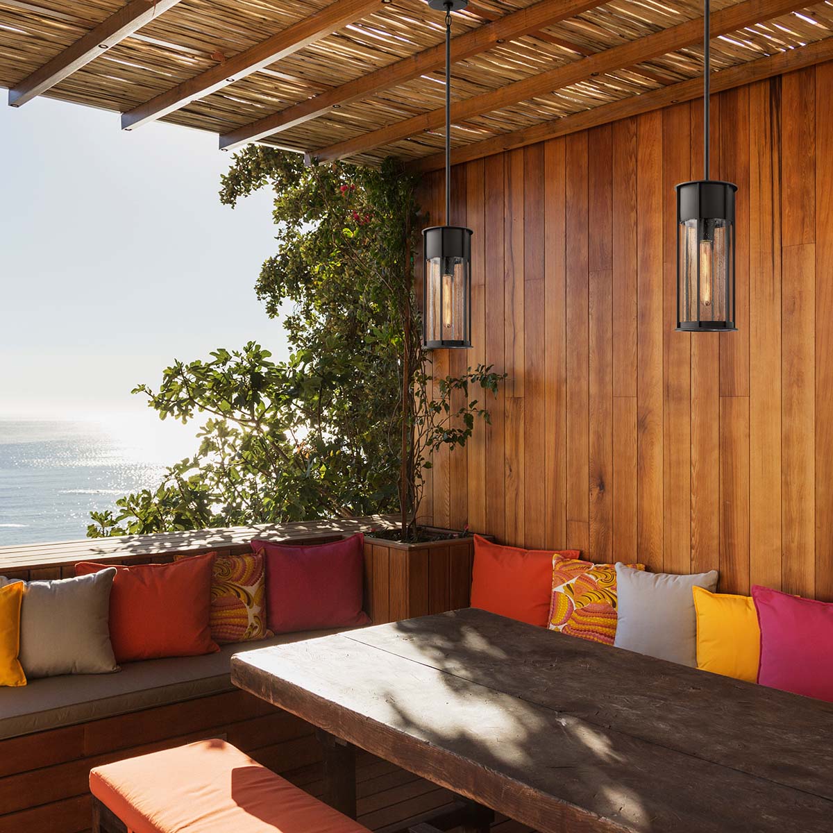 Camillo 37cm Sort Fra Elstead Lighting - Med sin robusta metallkonstruktion och klarglas med bubbeleffekt skapar den en vacker ljusspridning som f&ouml;rh&ouml;jer entr&eacute;er, altaner och verandor.