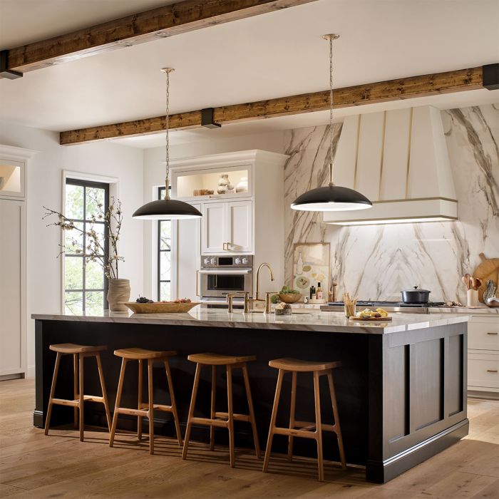 Delarosa Ø50 Sort/bronze loftslampe Fra Elstead Lighting - Delarosa loftspendlen er en stilfuld og gener&oslash;s lampe, der virkelig s&aelig;tter tonen i rummet.