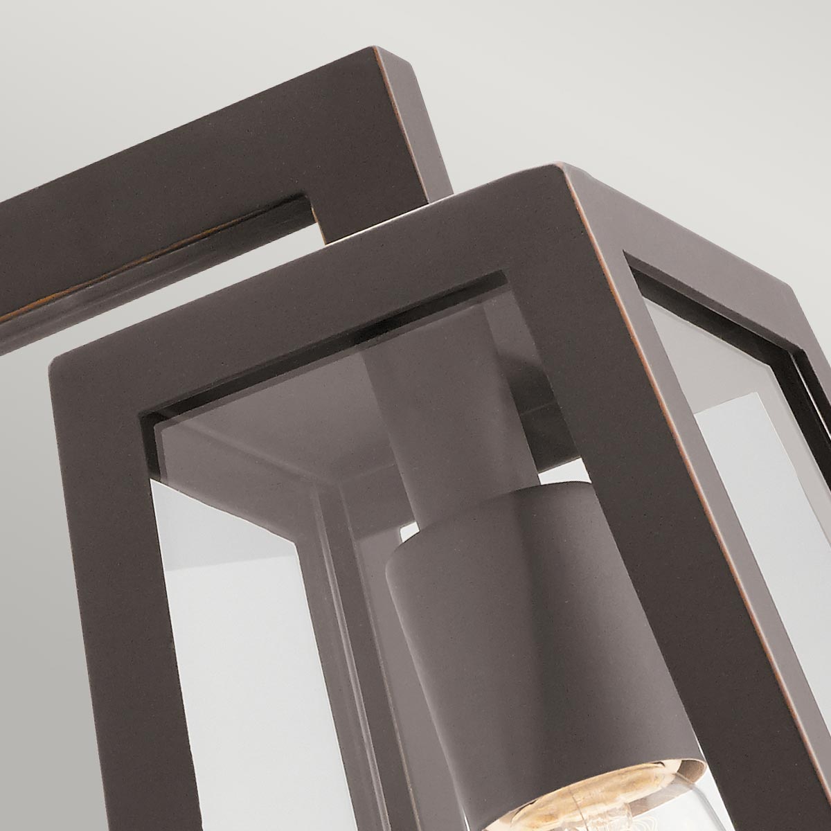 Delison Bronze udendørslampe Fra Elstead Lighting - Delison væglampen har et minimalistisk design, der er perfekt til rustikke eller moderne lodge-stile.