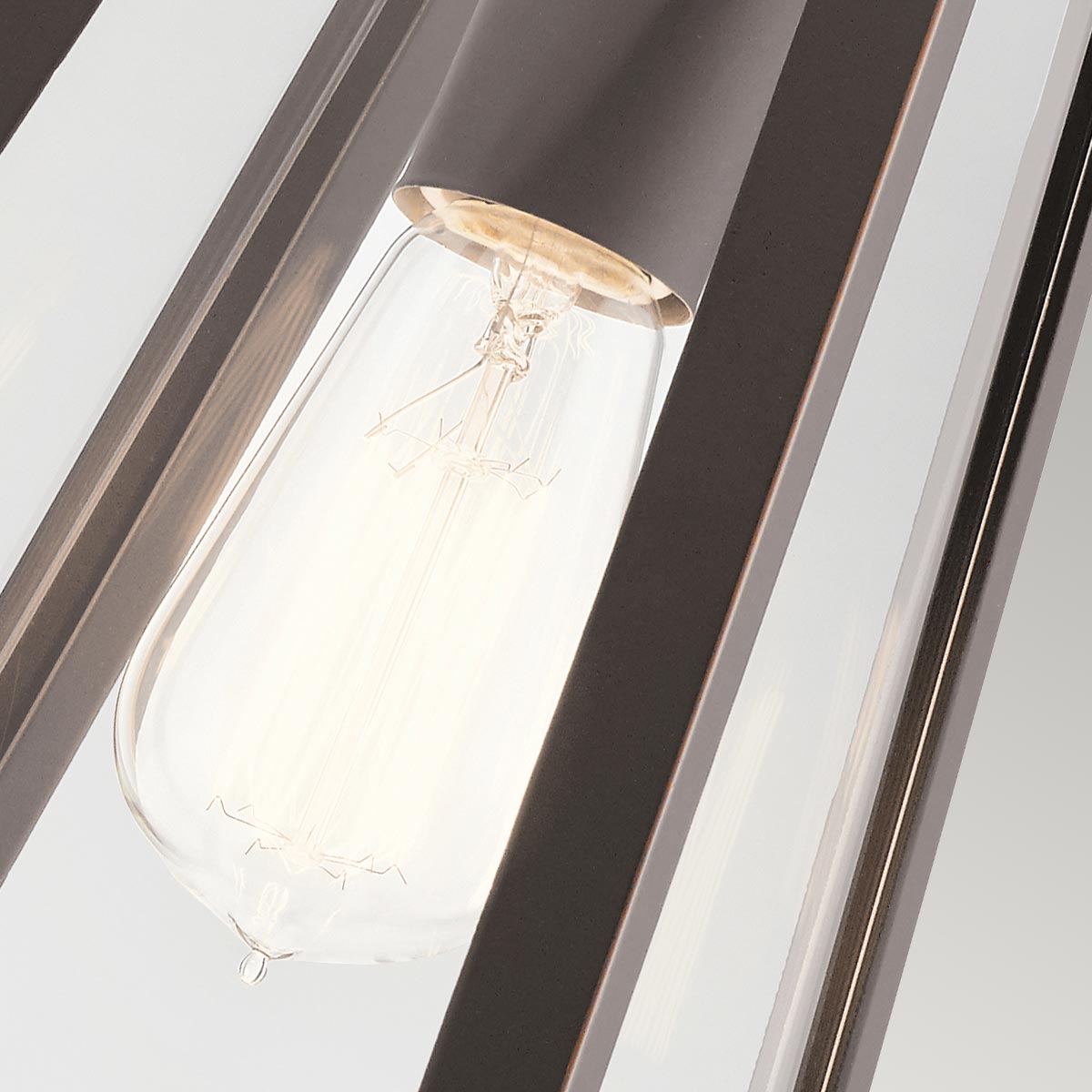 Delison Bronze udendørslampe Fra Elstead Lighting - Delison væglampen har et minimalistisk design, der er perfekt til rustikke eller moderne lodge-stile.