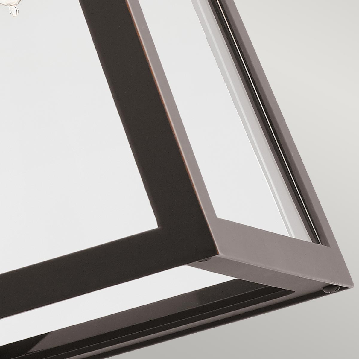 Delison Bronze udendørslampe Fra Elstead Lighting - Delison væglampen har et minimalistisk design, der er perfekt til rustikke eller moderne lodge-stile.