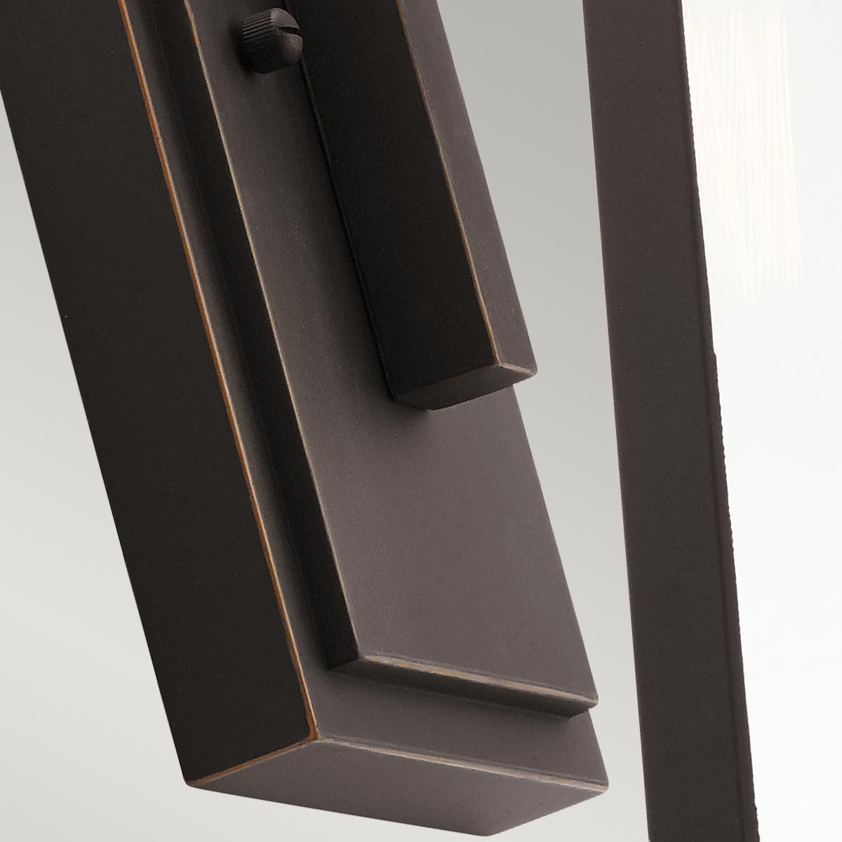 Delison Bronze udendørslampe Fra Elstead Lighting - Delison væglampen har et minimalistisk design, der er perfekt til rustikke eller moderne lodge-stile.